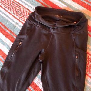Like new Athleta leggings w/ side pockets.
